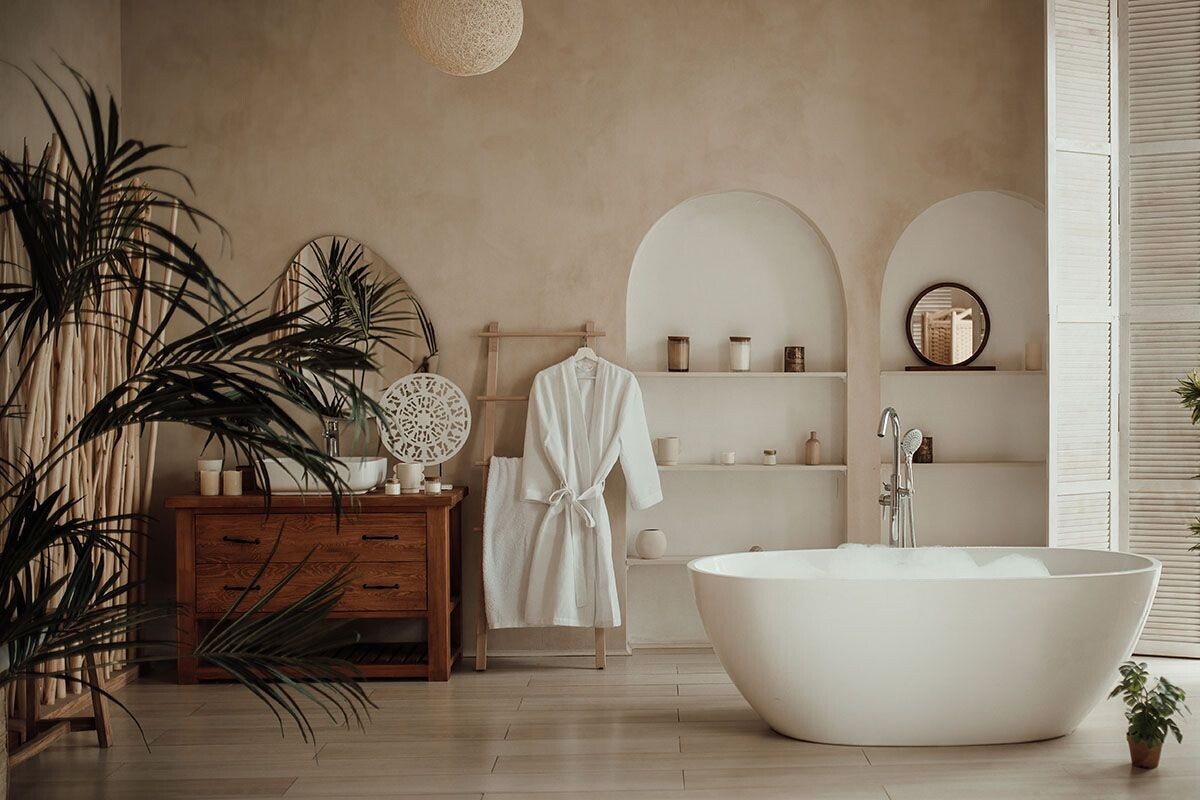 В прямоугольной комнате с угловатыми кроватями, шкафами и тумбами арки становятся акцентом. Источник: Shutterstock📷
