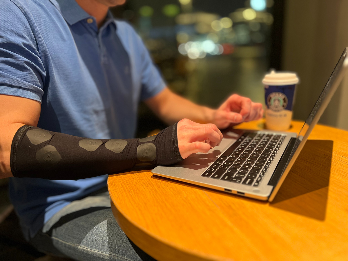 Первый в мире рукав с точечной компрессией SportDots, предотвращающий возникновение туннельного синдрома запястий.