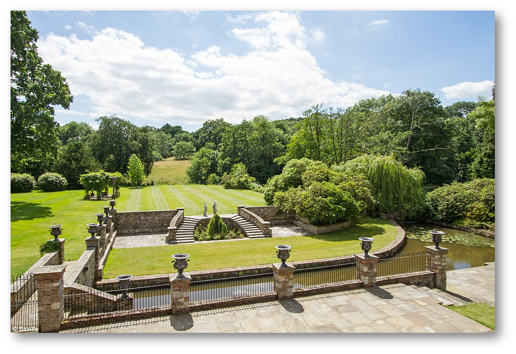Сады Чесуорт-хауса. Фото из объявлений агенства недвижимости, выставленное во время продажи особняка. 