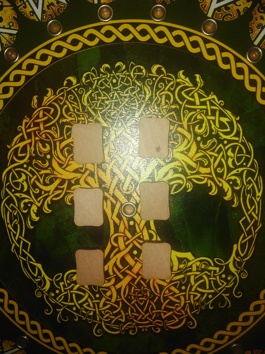 Фото 1.  Выберите любой ряд рун - верхний, средний или нижний. Ряды по 2 руны расположены горизонтально.Фото канала Таро Портал.