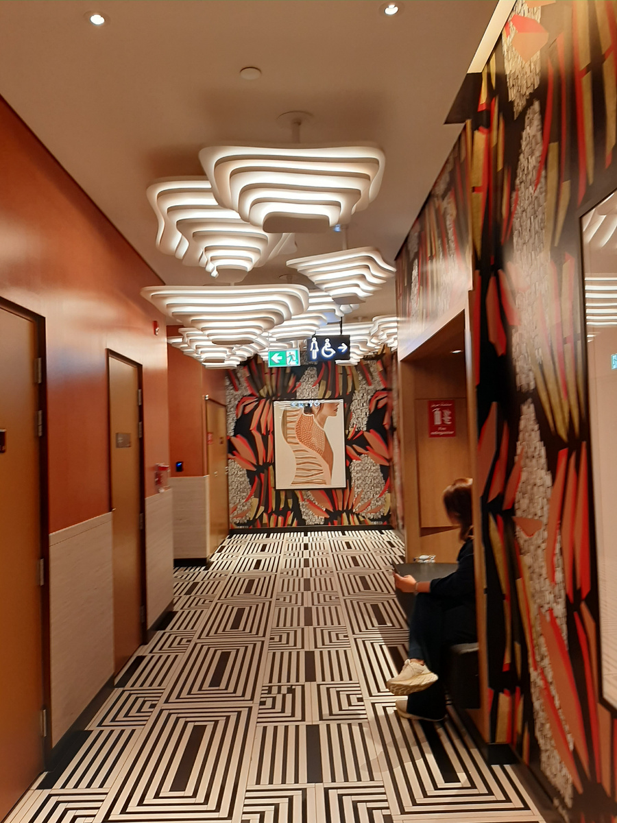 Коридор, ведущий в дамскую комнату