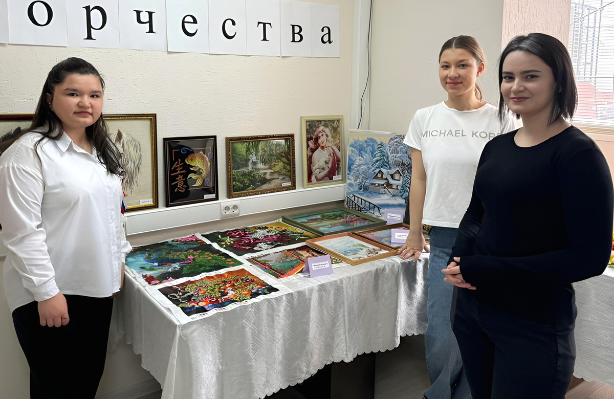 Участники мероприятия знакомятся с выставкой творческих работ членов ВОГ. Фото автора.