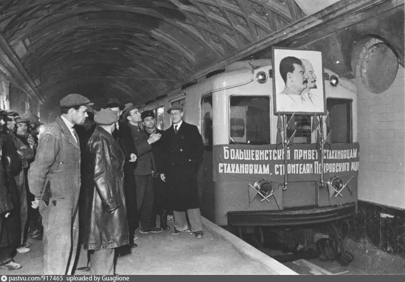 Пробный поезд на станции "Курская" в 1937 году. Однако работы здесь ещё не закончены. Как вы можете заметить, пока даже люстры не повесили. С сайта www.pastvu.com.