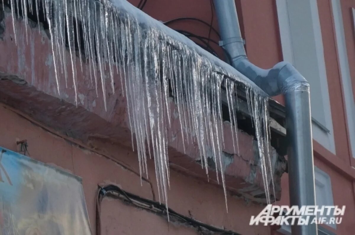    В Оренбурге возбудили дело после падения наледи на девушку