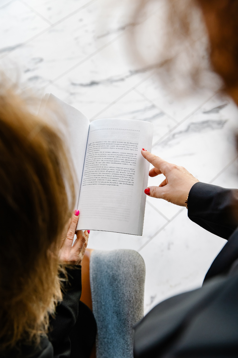 Книги и обучения помогают на короткой дистанци. Чтобы выработать новые привычки, важно почувствовать новый опыт