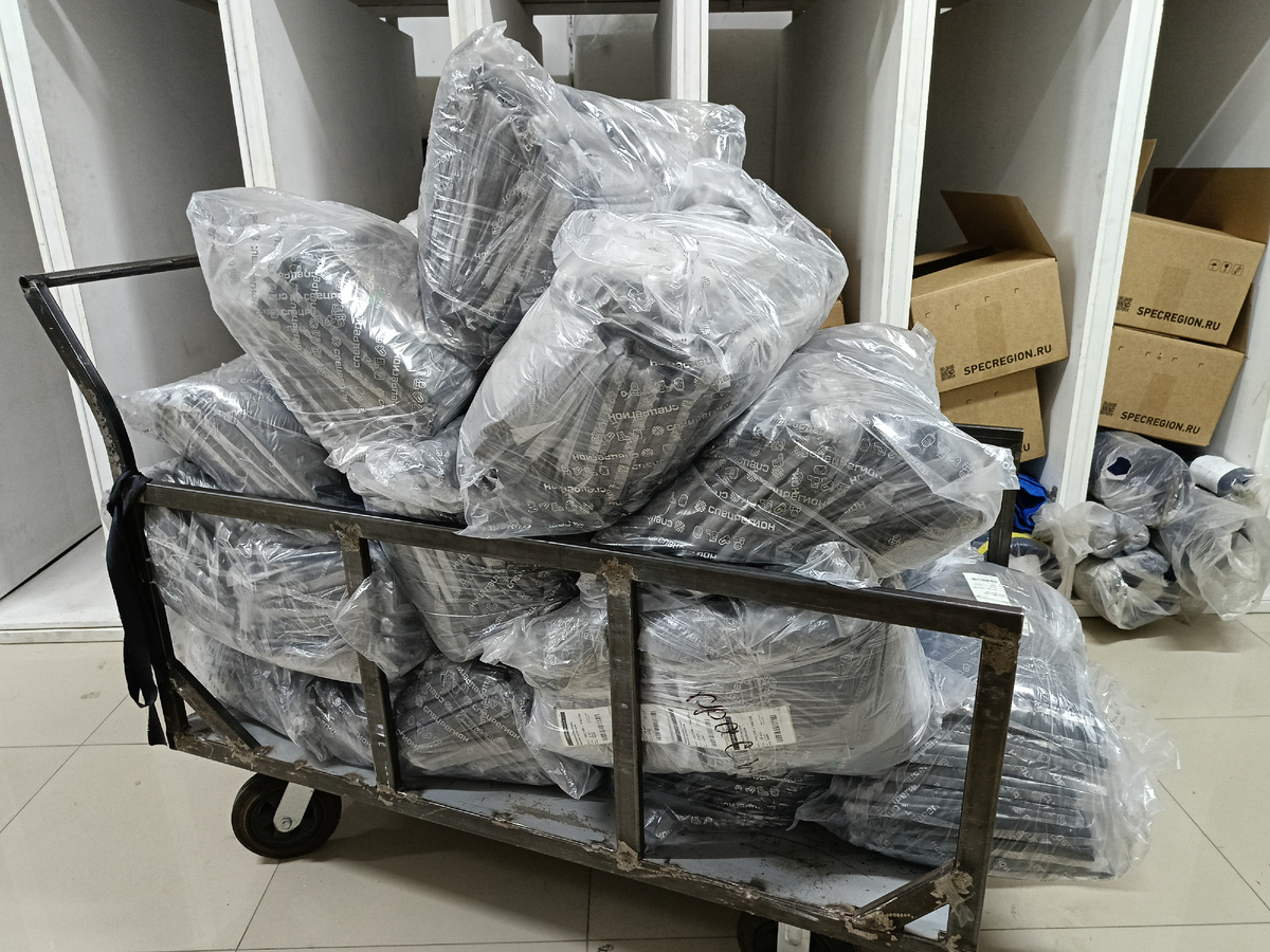 3 таких тележки упаковала в коробки  за 2,5 часа