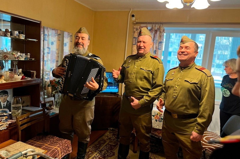    Памятные награды получили череповчане Ираида Цветкова и Михаил Самец. Медали передал глава города Игорь Быков.