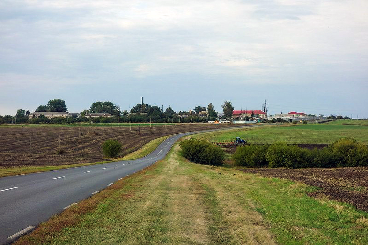 Малая Локня, въезд со стороны Суджи, на переднем плане женская колония.