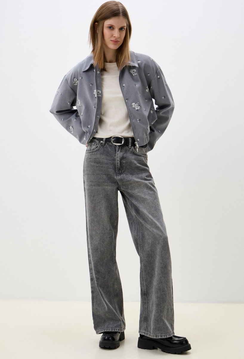 Серый бомбер с декором 