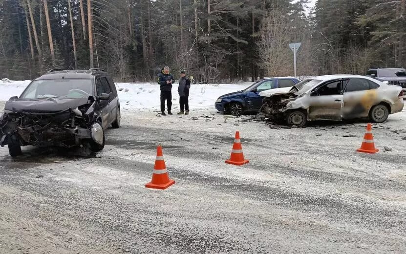    Два человека пострадали в столкновении трех авто на выезде из Сарапула