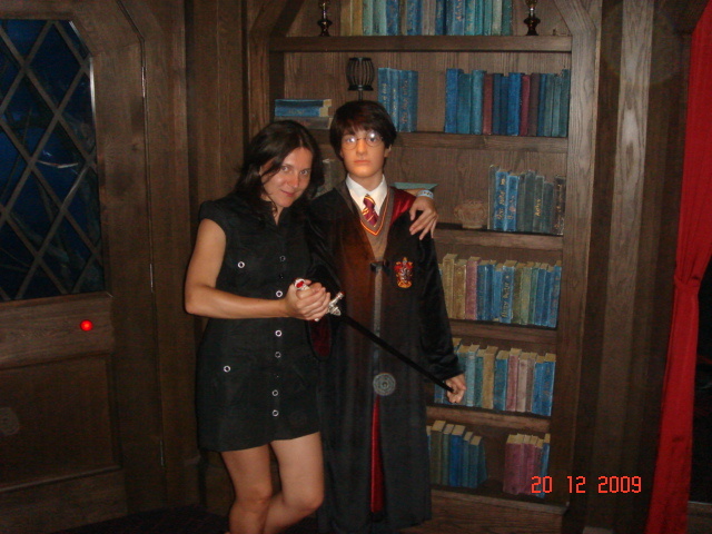 Музей восковых фигур. Супруга и Гарри Поттер.