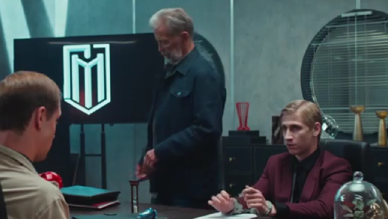 Этот, в малиновом пиджаке.