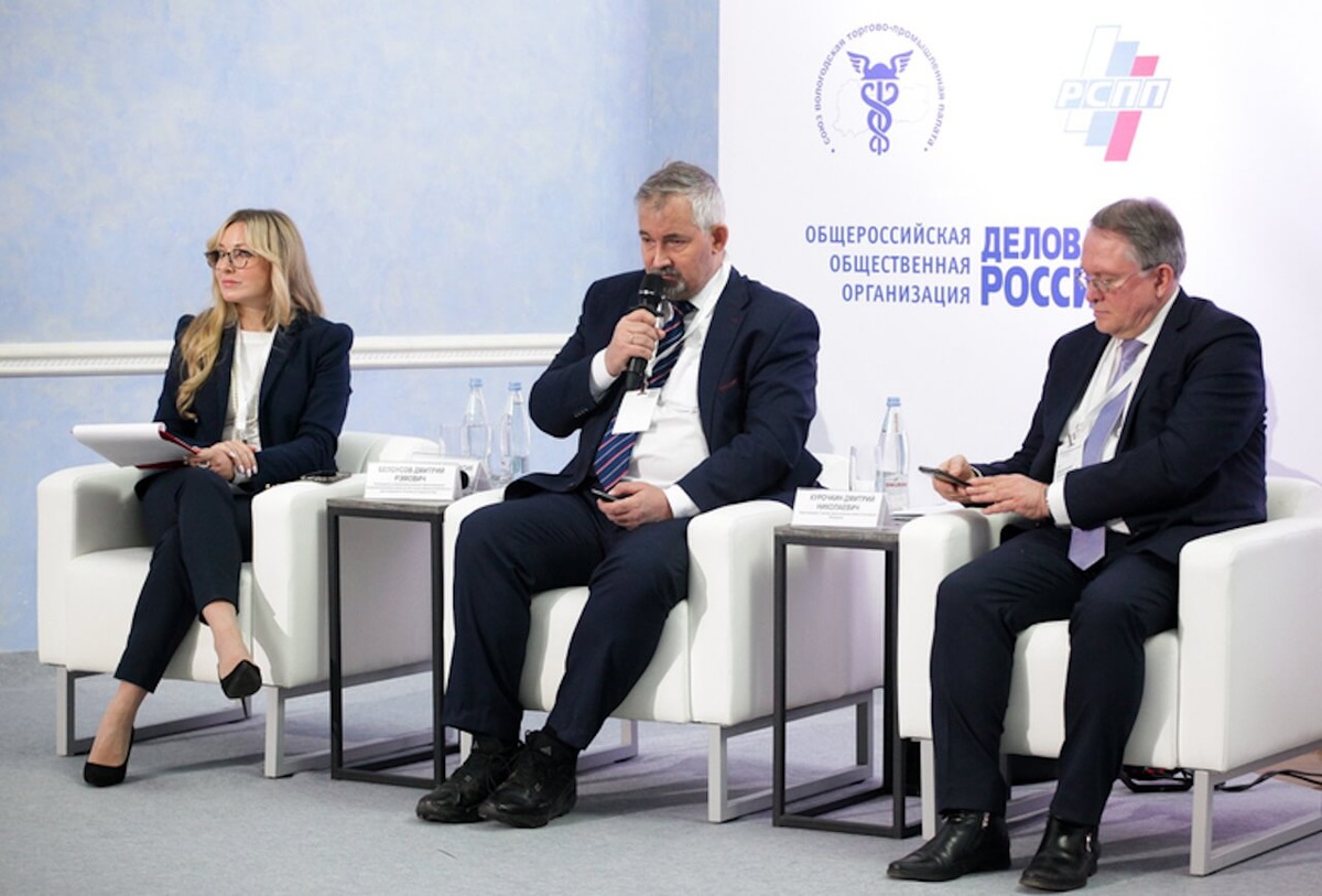 Руководитель направления анализа и прогнозирования ЦМАКП Дмитрий Белоусов (в центре) на форуме «Горизонт-2050». Фото: cherinfo.ru