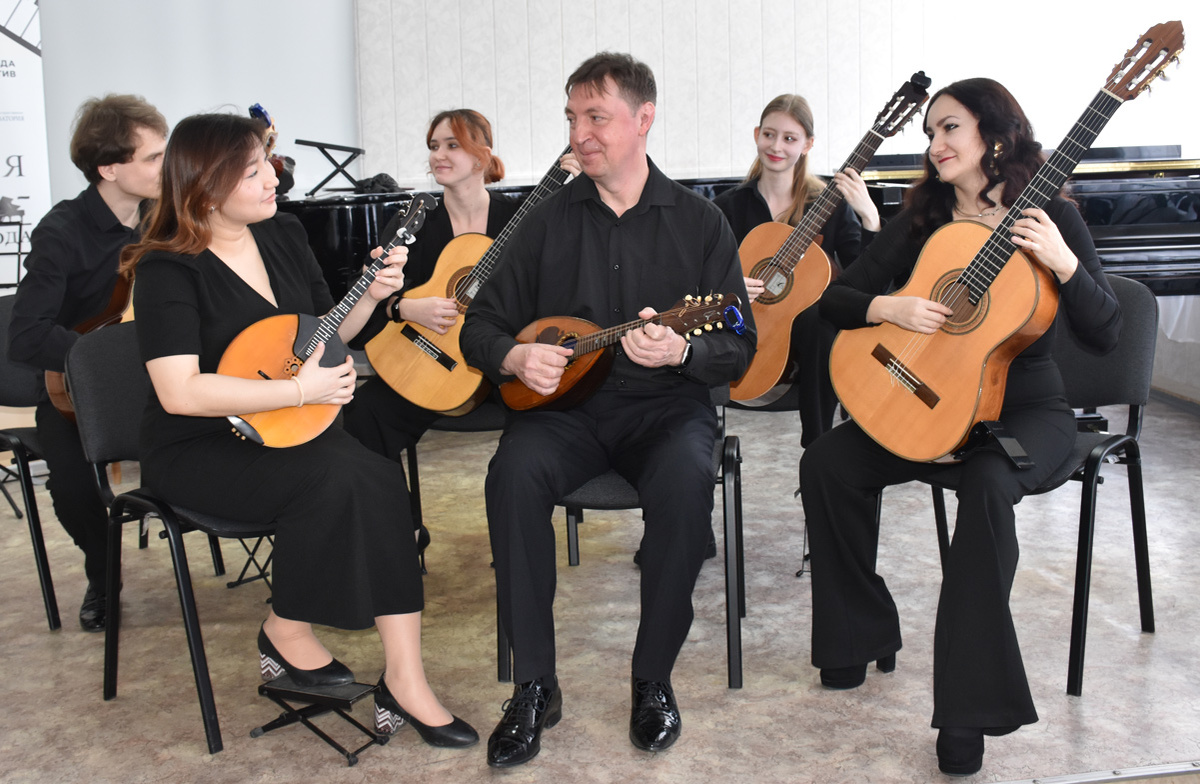 Музыканты из Астрахани продемонстрировали виртуозное владение инструментами. Фото Светланы КИЛБЫ.