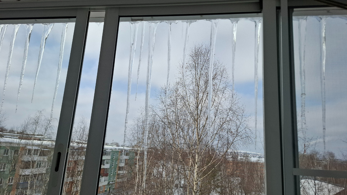 Сосульки с крыши балкона. Скоро дотянутся до подоконника.