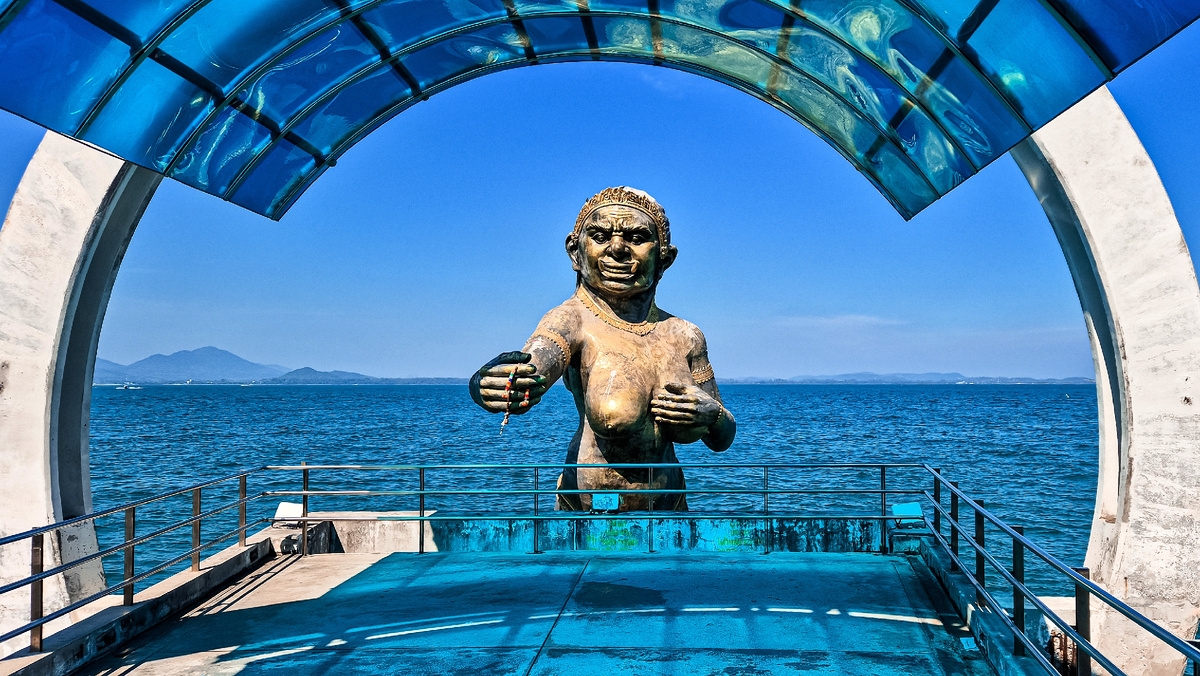 Пирс острова Самет, на котором установлена скульптура женщине-гиганту