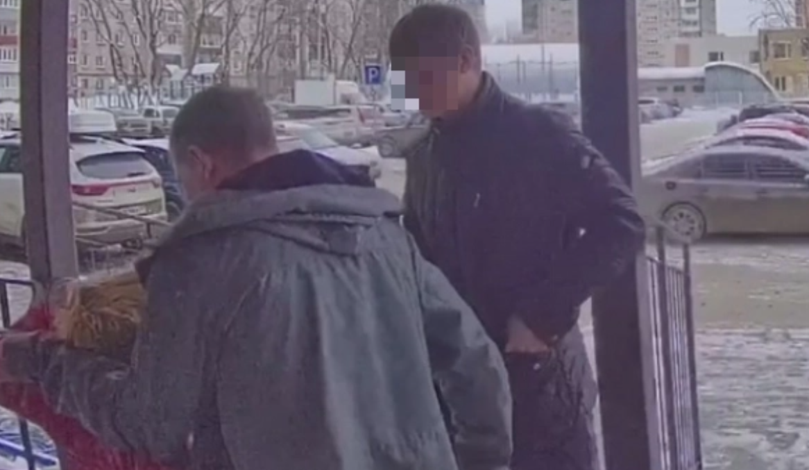 Отчим держит сбежавшего мальчика, рядом находится сосед, который вскоре и помог спрятаться ребенку от агрессии взрослого