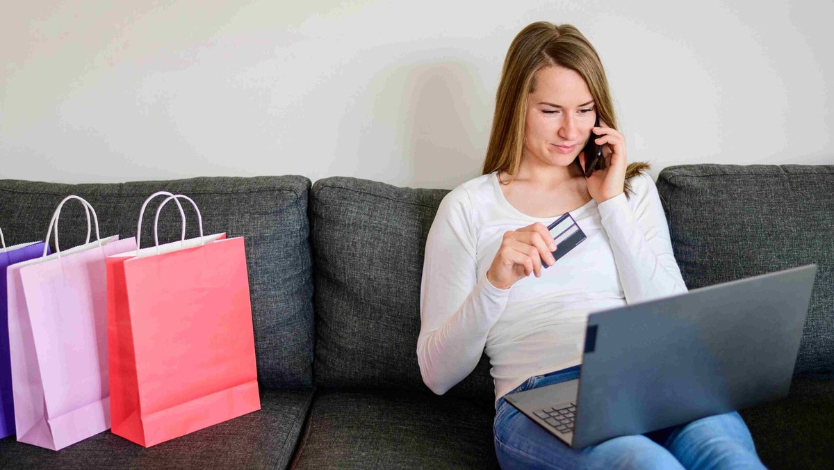    Мошенники на 8 Марта пользуются тем, что россияне спешат купить подарки всем близким. Фото: Freepik