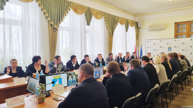 Депутаты почти единогласно голосуют за то, что глава округа Вадим Лысанов должен сохранить свой пост, несмотря на представление прокуратуры...