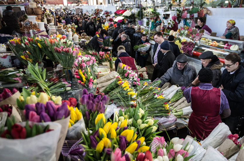    Цветочный рынок в Москве   
Фото: Сергей Савостьянов / ТАСС