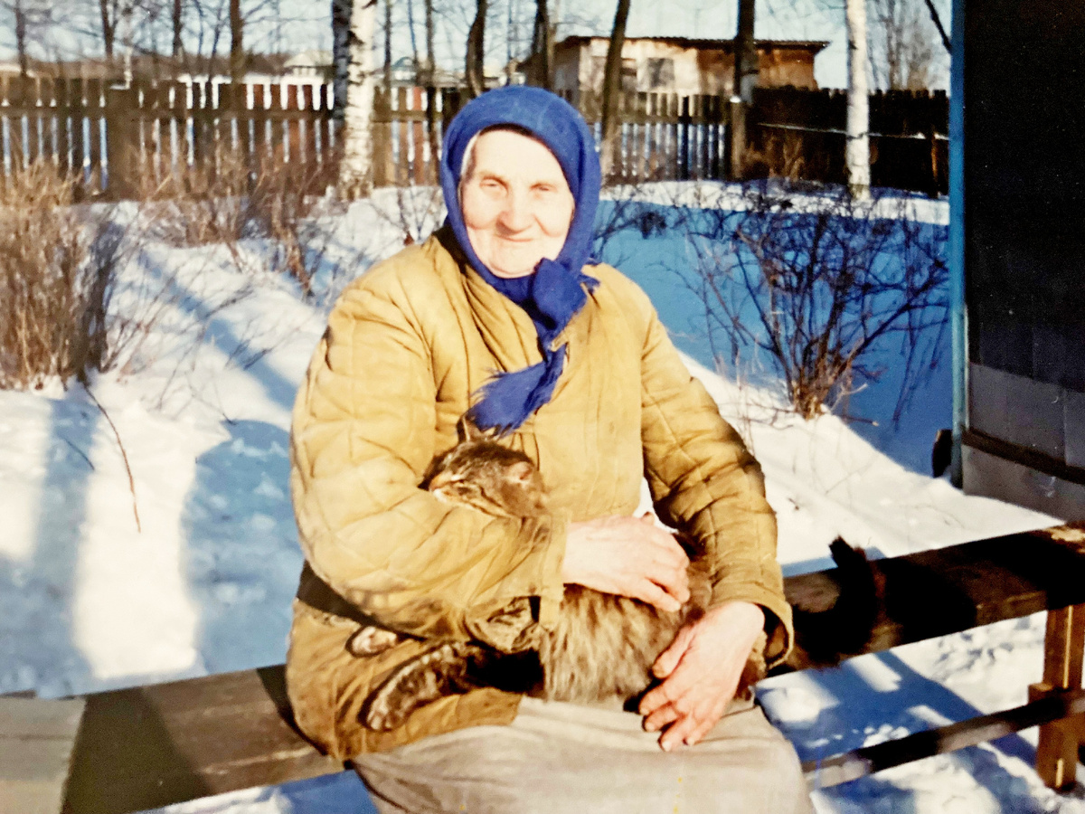 Моя мама Августа Александровна с котом Васькой на солнышке