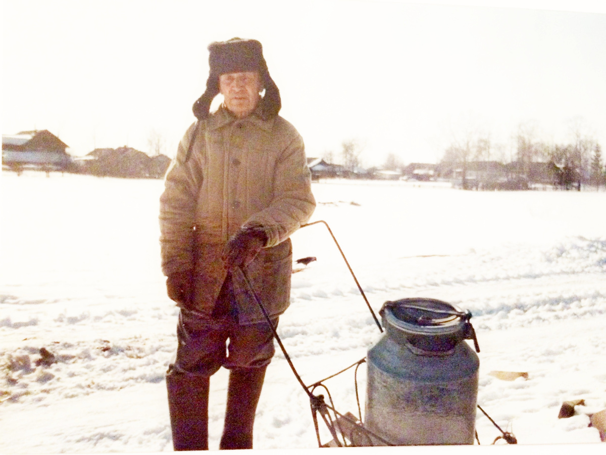 Мой отец Константин Павлович  собрался поехать на колонку за водой