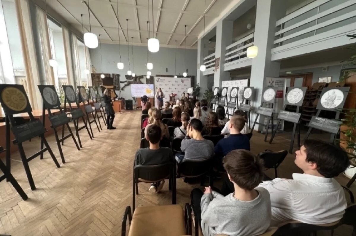    В Калуге представили памятные монеты на военную тематику