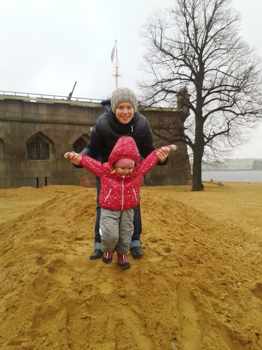 Мы с дочкой на прогулке накануне этих событий