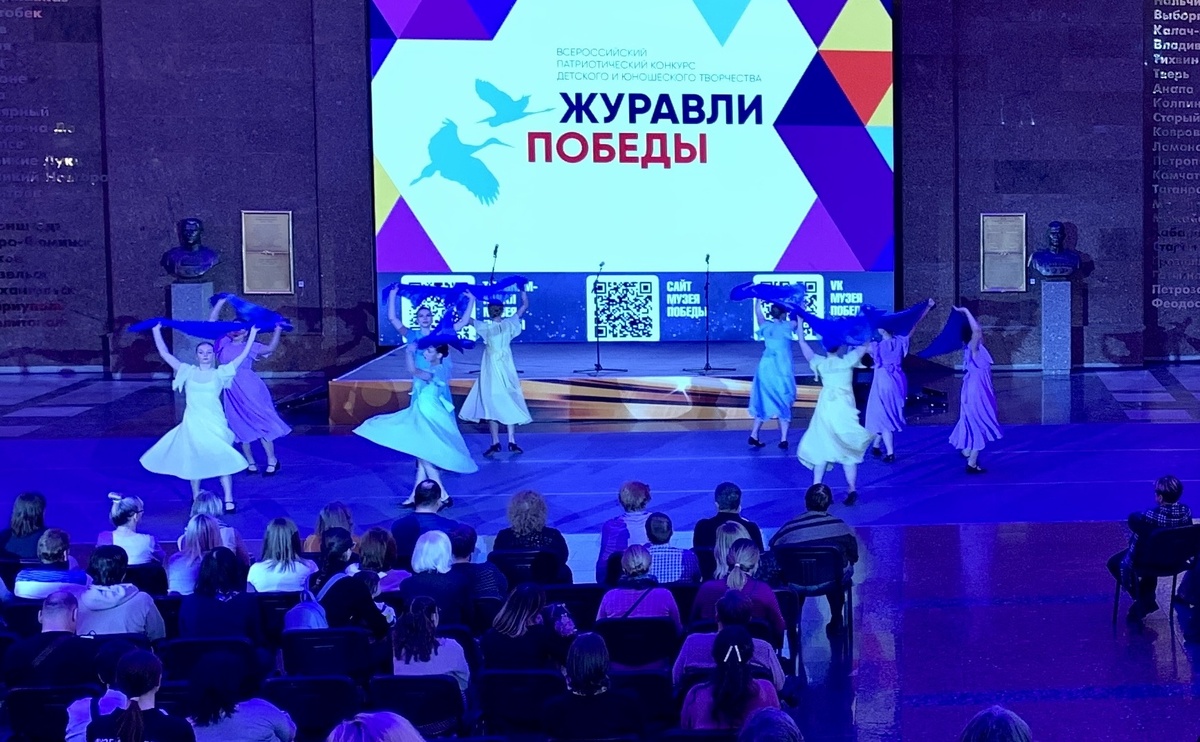 Потом девушки станцевали