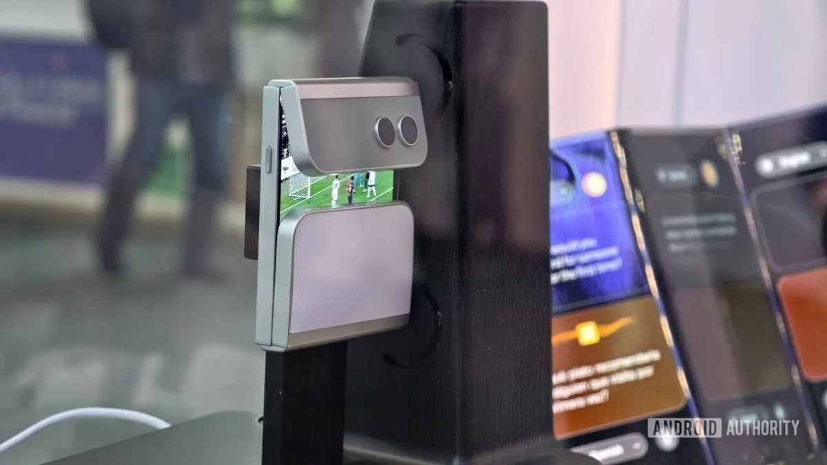    Samsung разработала тройную вертикальную раскладушку [ВИДЕО]