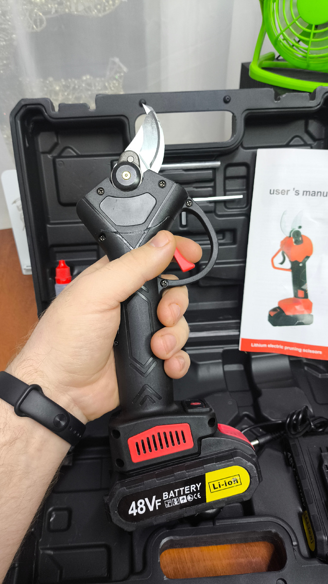 Удобно лежит в руке