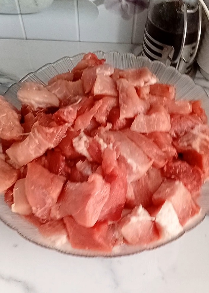 Свинину разделываю сразу на небольшие куски и промываю, чтобы смыть мелкие косточки