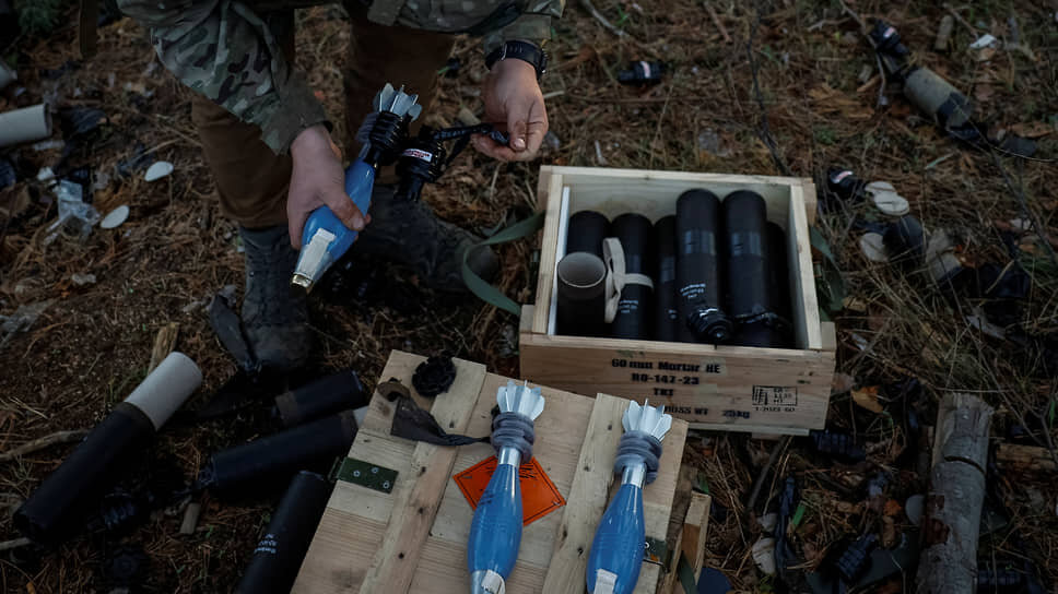 Военнослужащий ВСУ распаковывает ящики с боеприпасами на позиции в районе Кременной (ЛНР).📷Фото: Alina Smutko / Reuters