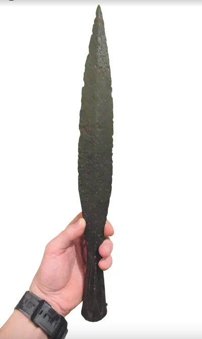 Автору этой статьи посчастливилось подержать в руках древнее оружие. Серьезная штука, увесистая. Этим наконечником впору как мечом махать, по размерам он вполне сравним с древнеримским гладиусом, разве что чуть покороче. Вероятно, древко копья было недлинным – метра полтора. Есть в скандинавских хрониках свидетельства, что такими копьями не только эффективно кололи врага, но и рубили.