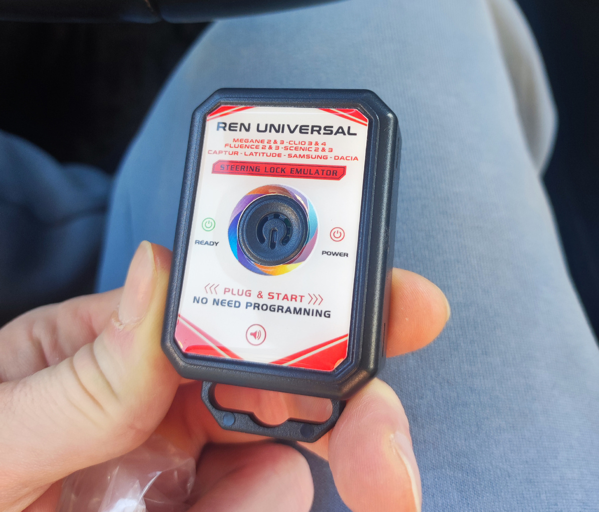 Коробка размером чуть меньше спичечного коробка, основной объем которой, вероятно, занимает динамик, эмулирующий звук настоящей "родной" защелки руля. Спойлер - сходство весьма отдаленное)