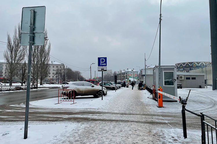    Как обнаружил «БИЗНЕС Online», новый паркинг как минимум на 10 мест вскоре заработает около станции метро «Яшьлек» и реконструируемого Московского рынка.   
Фото: Роман Колесников