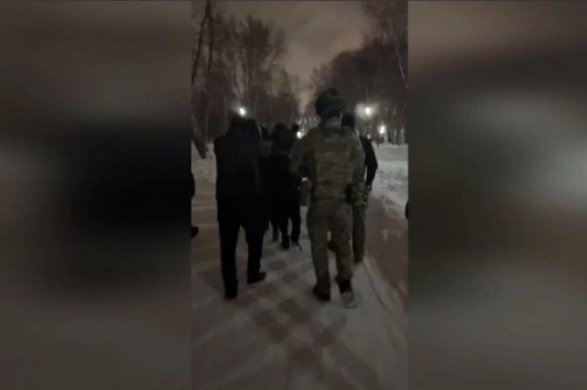    Силовики вывели толпу мигрантов из кафе в Новосибирске