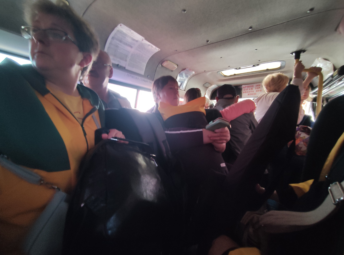 Маршрутка Аэропорт - Минеральные Воды. Не очень удобный транспорт для пассажиров с багажом (фото автора)