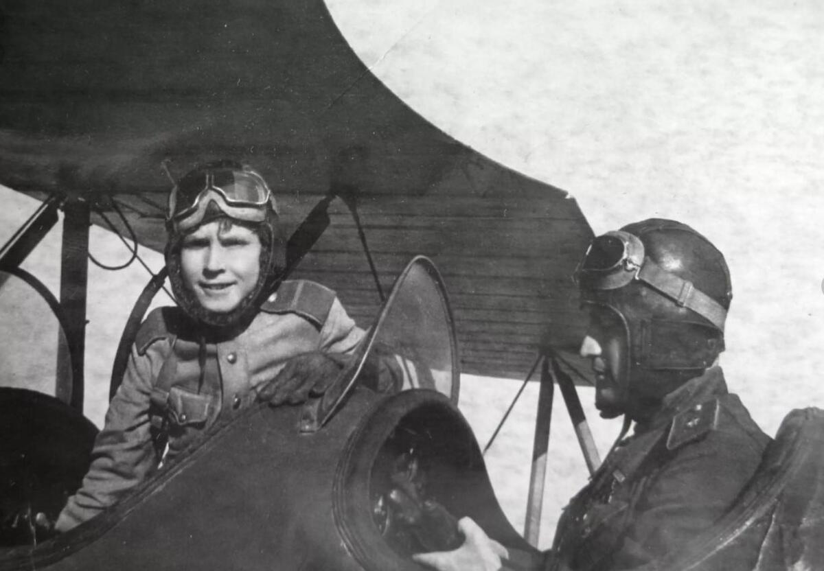 Аркадий Каманин в самолете. Фото из открытого источника