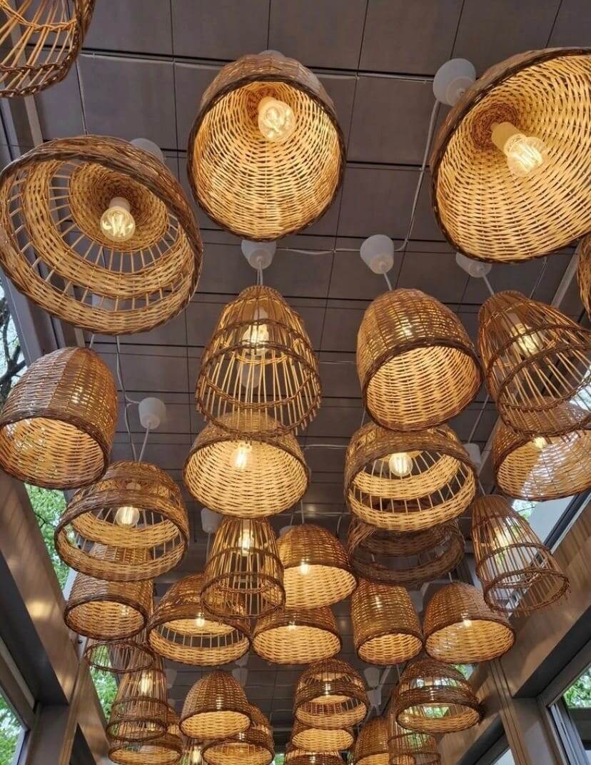 Летняя веранда Чё? Харчо! в Парке Горького — это место, где не только родители, но и дети могут чувствовать себя комфортно.  Более 400 плетеных абажуров от компании Lozaramazanov