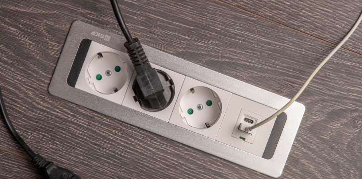 Встраиваемый настольный розеточный блок