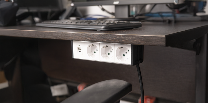 Встраиваемый настольный розеточный блок для крепления под столом