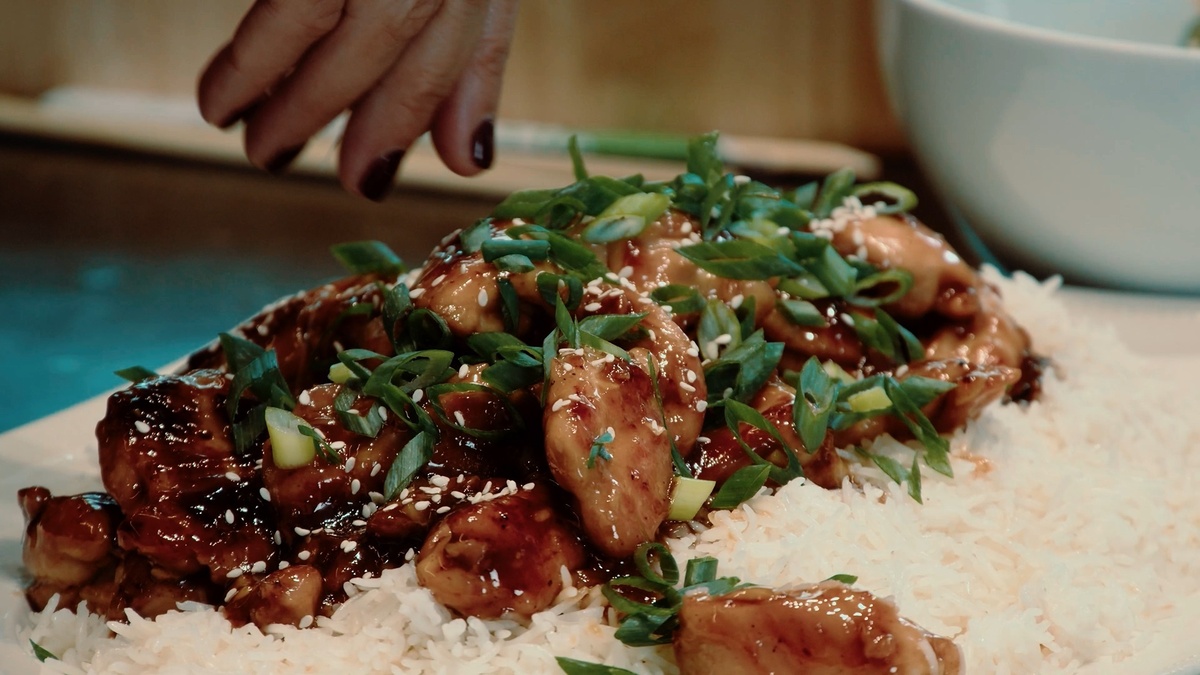 Сервируйте блюдо, используя рис как полушку для мяса