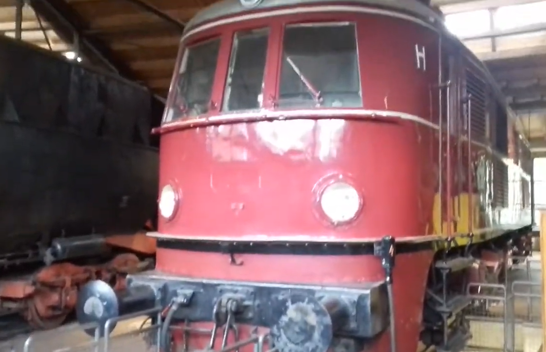 Электровоз от компании AEG с серийным номером E 19 01 1938 года выпуска.