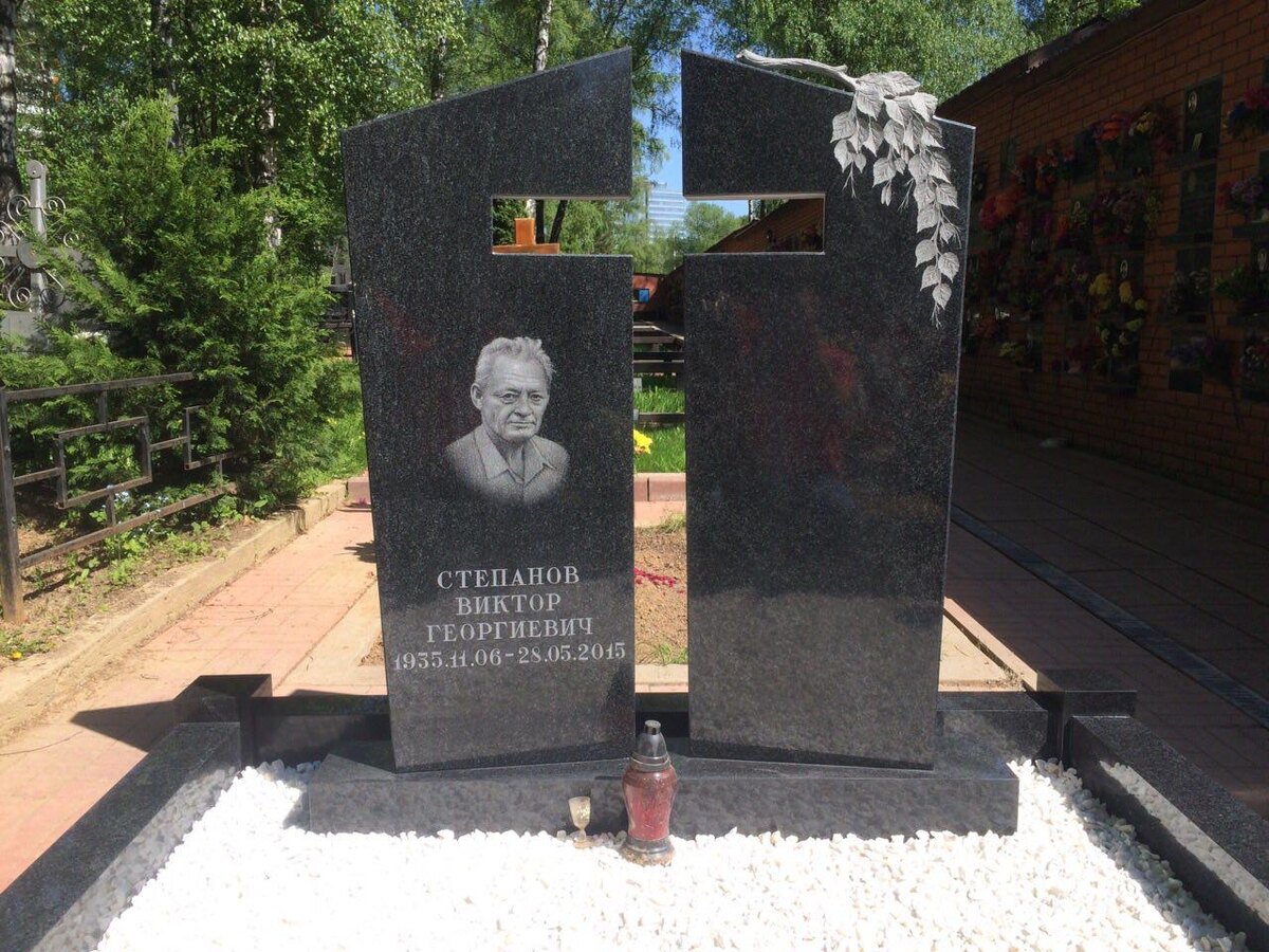 Воздушный крест между двумя зауженными к низу памятниками.