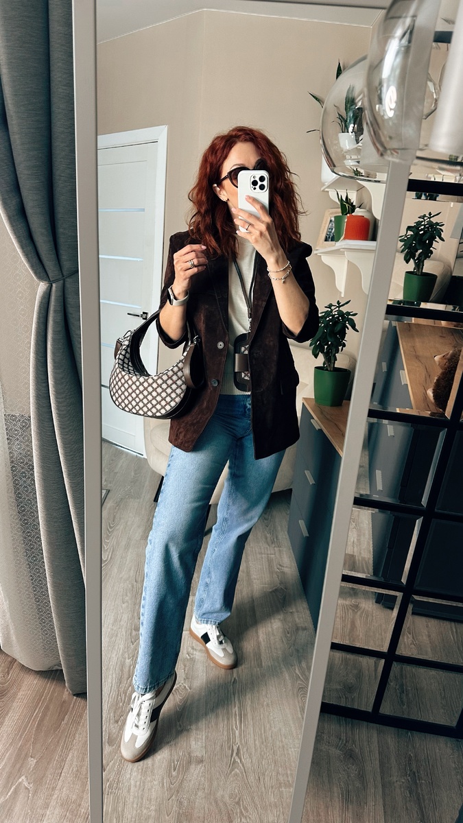 Голубые джинсы и жакет из шоколадной замши — одно из самых трендовых сочетаний весны. Дополняем образ удобными и аккуратными кроссовками, сумкой с необычной фактурой и еще один модный акцент — чехол для очков в пару к сумке.