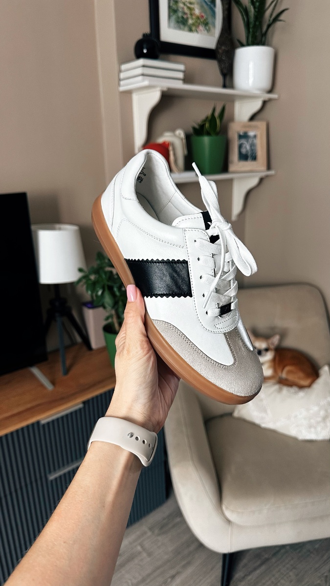 После сорока (хотя и до тоже приветствуется😉) в гардеробе должно быть больше удобной обуви для повседневной носки. Чем дольше мы сохраним здоровую подвижность, тем более энергичными будем в следующем десятилетии. В этой паре очень классным элементом является контрастная подошва — это тренд на 60-е годы, который сейчас считывается во всем от замши и шелковых платков на сумках или шее, до крупных пластмассовых браслетов.