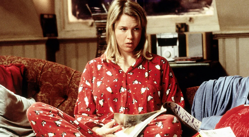 Всю первую половину фильма Бриджит ходит в пижаме. А сверху - пальто, если на улице...