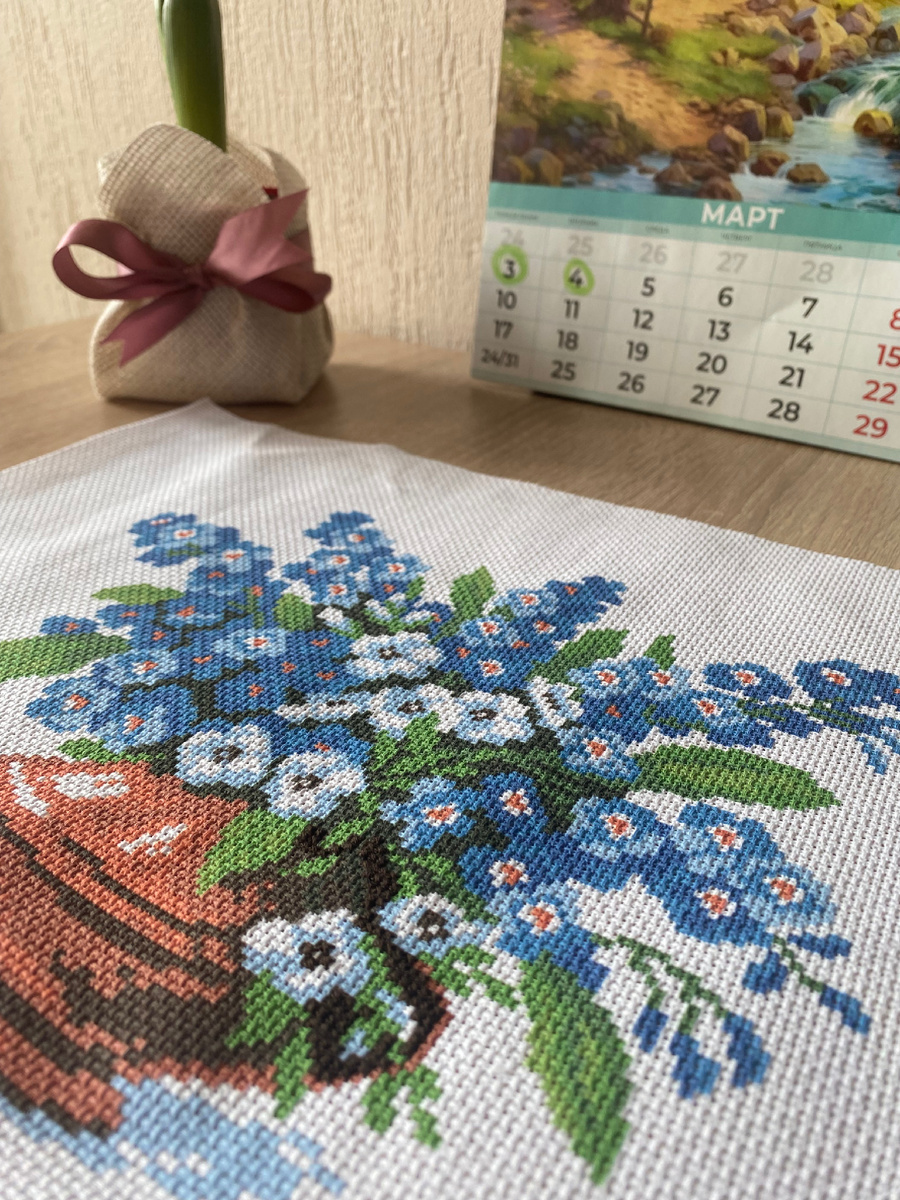 То ли крестиков мало сделала, то ли нитки слишком с фоном сливаются