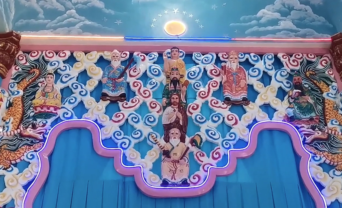 Каодаизм объединяет элементы буддизма, конфуцианства, даосизма, христианства и традиционных верований, создавая уникальную духовную систему.